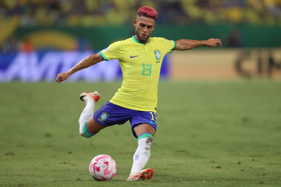 Yan Couto, lateral revelado pelo Coritiba, em ação pela seleção brasileira