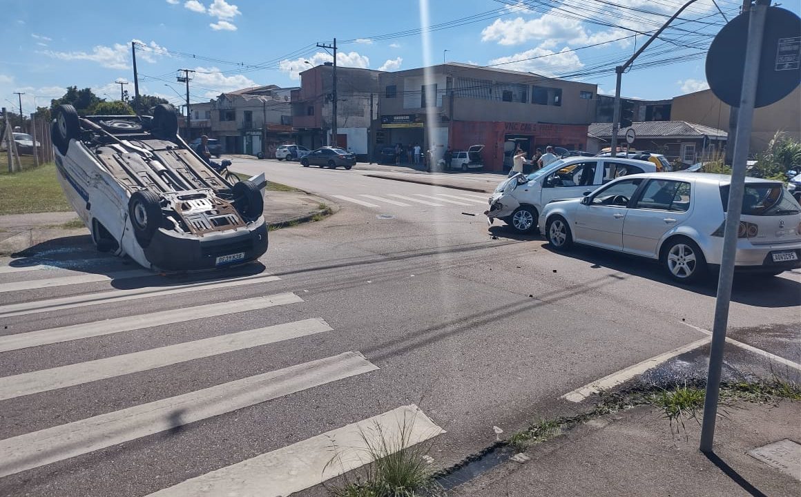 acidente CIC carro capota Curitiba