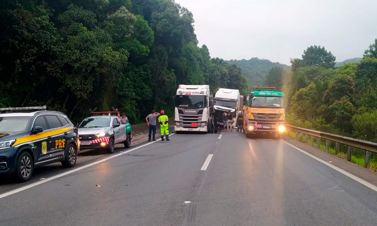 acidente-dois-caminhoes-km-660-da-br-376