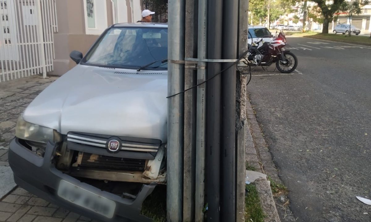 bate-carro-poste-reboucas-sem-freio-1