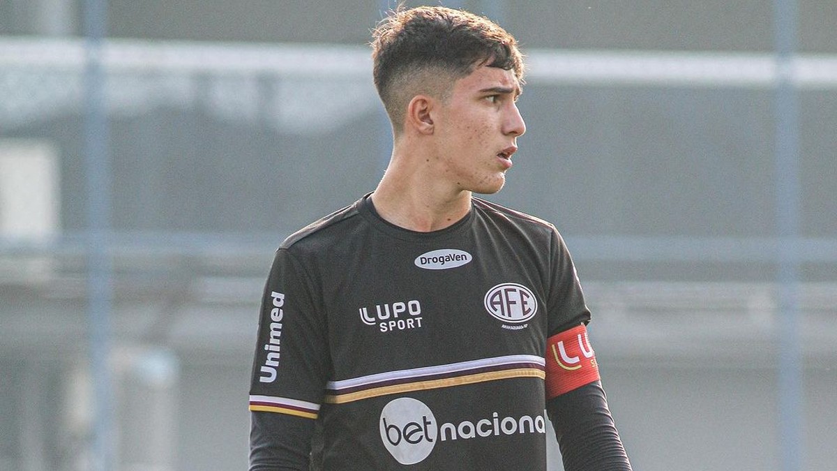 Benassi, novo goleiro do Coritiba, em ação pela Ferroviária