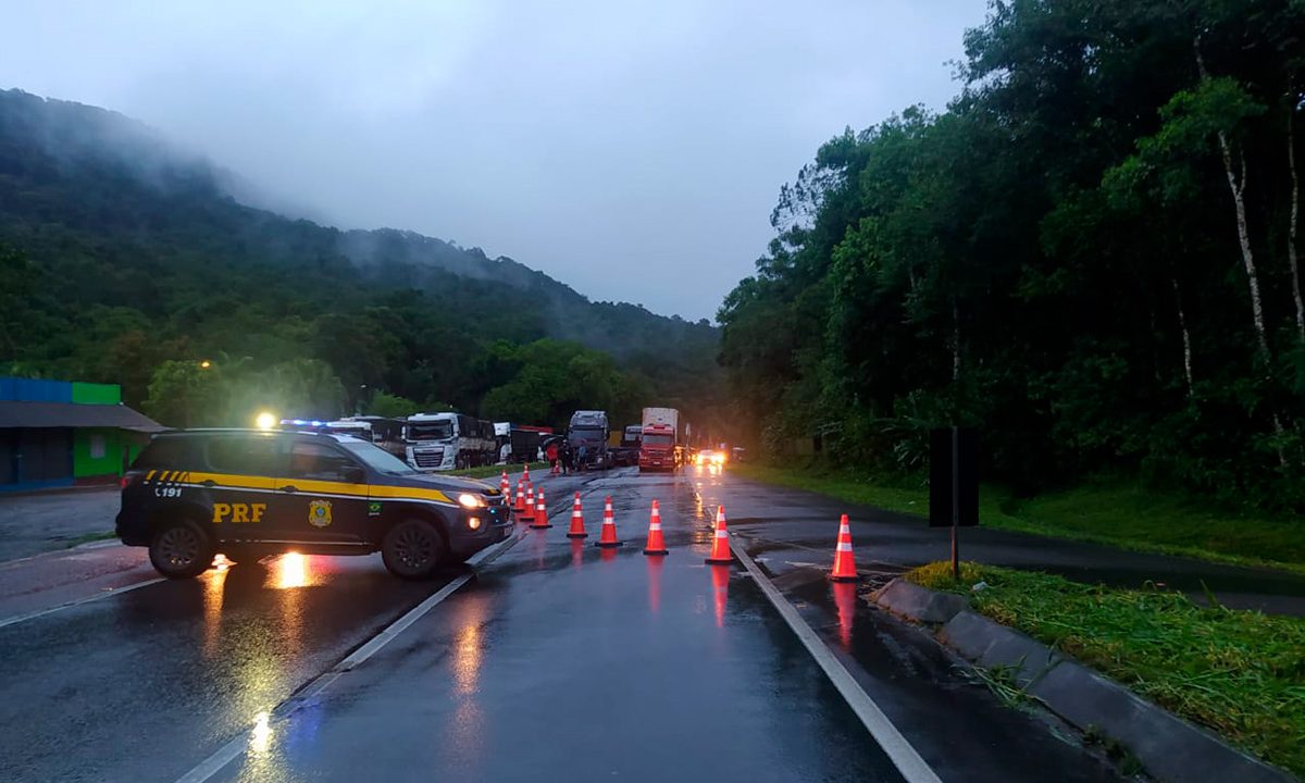 bloqueio-deslizamento-terras-br-277-litoral-1