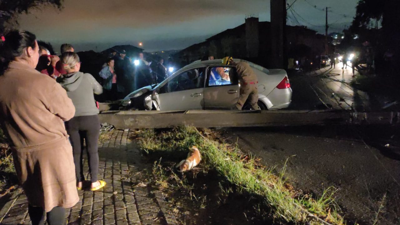 carro derruba poste