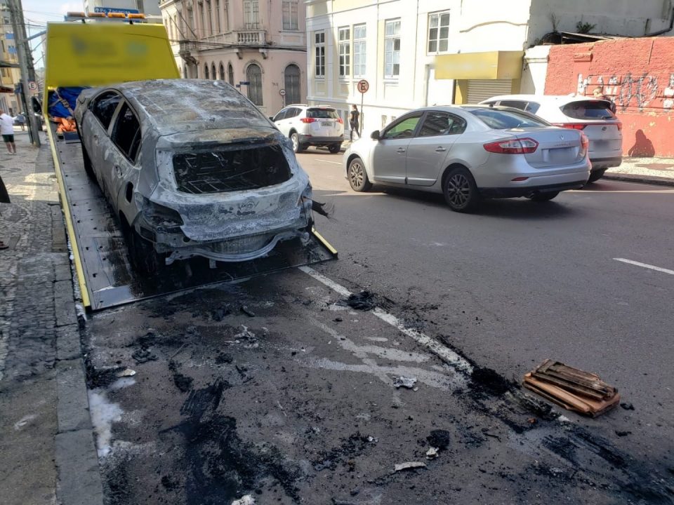 carro-incendiado-centro-curitiba-2