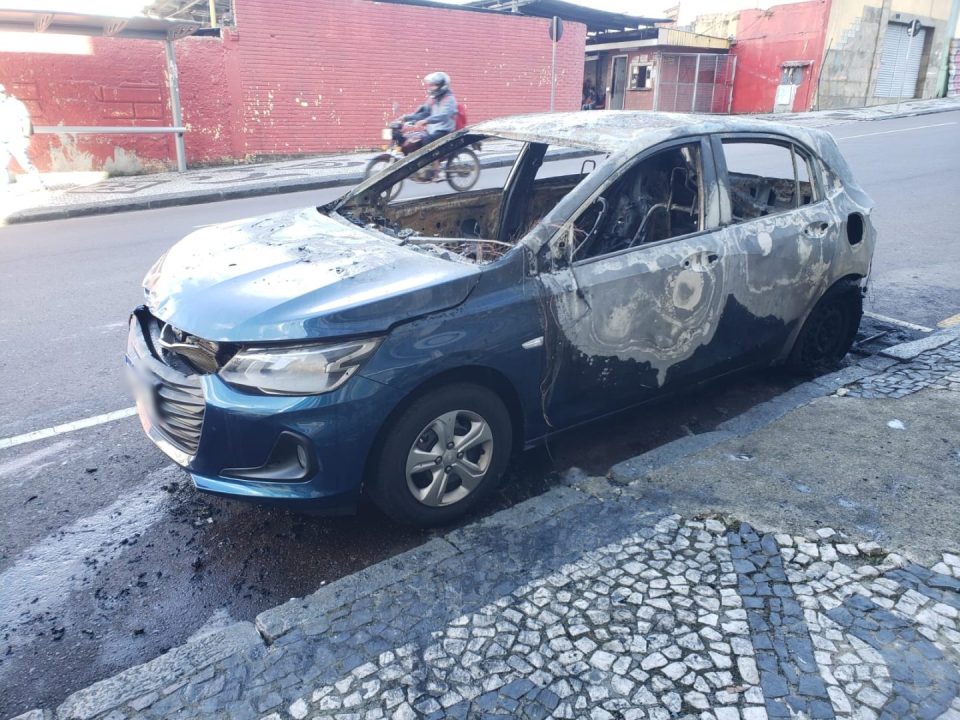 carro-incendiado-centro-curitiba
