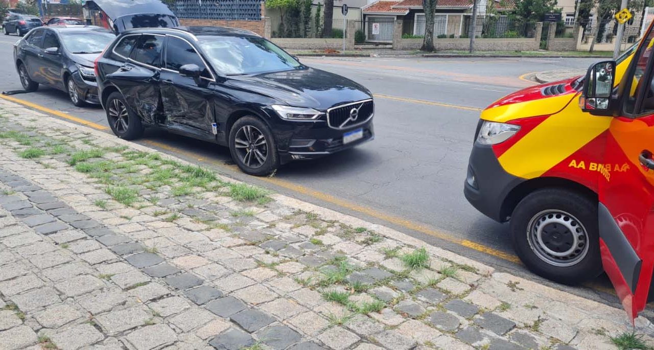 carros batem cruzamento juvevê