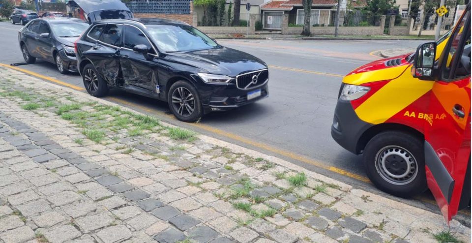 carros batem cruzamento juvevê