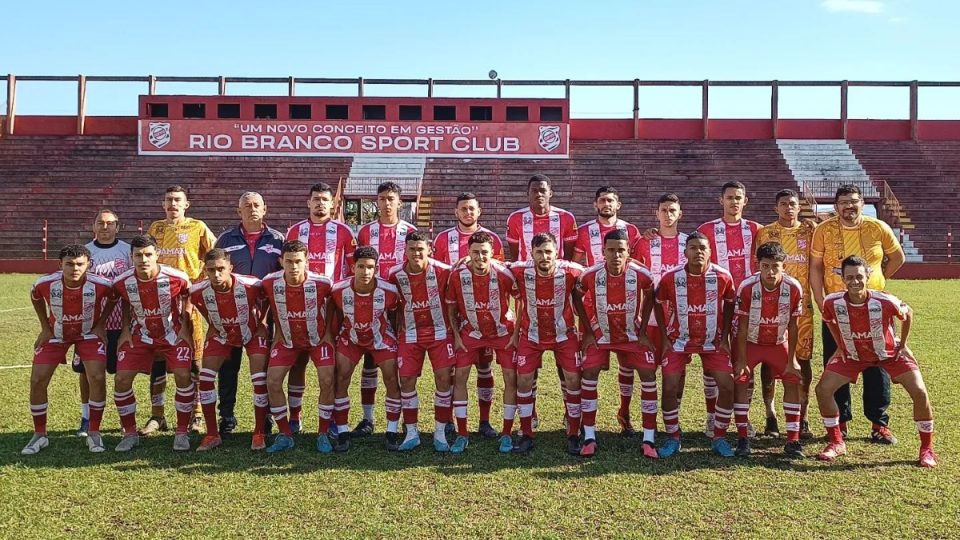 Jogadores do Rio Branco no estádio Nelson Medrado Dias