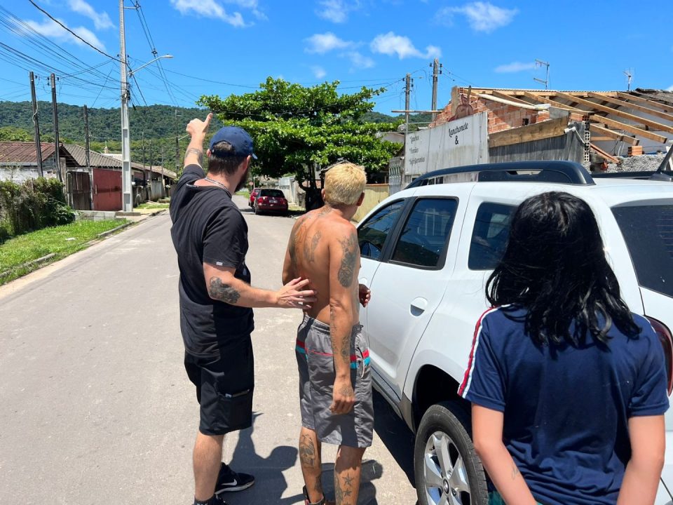 Homem é assassinado com golpes de machado e a tiros por vizinhos em Antonina; três foram presos