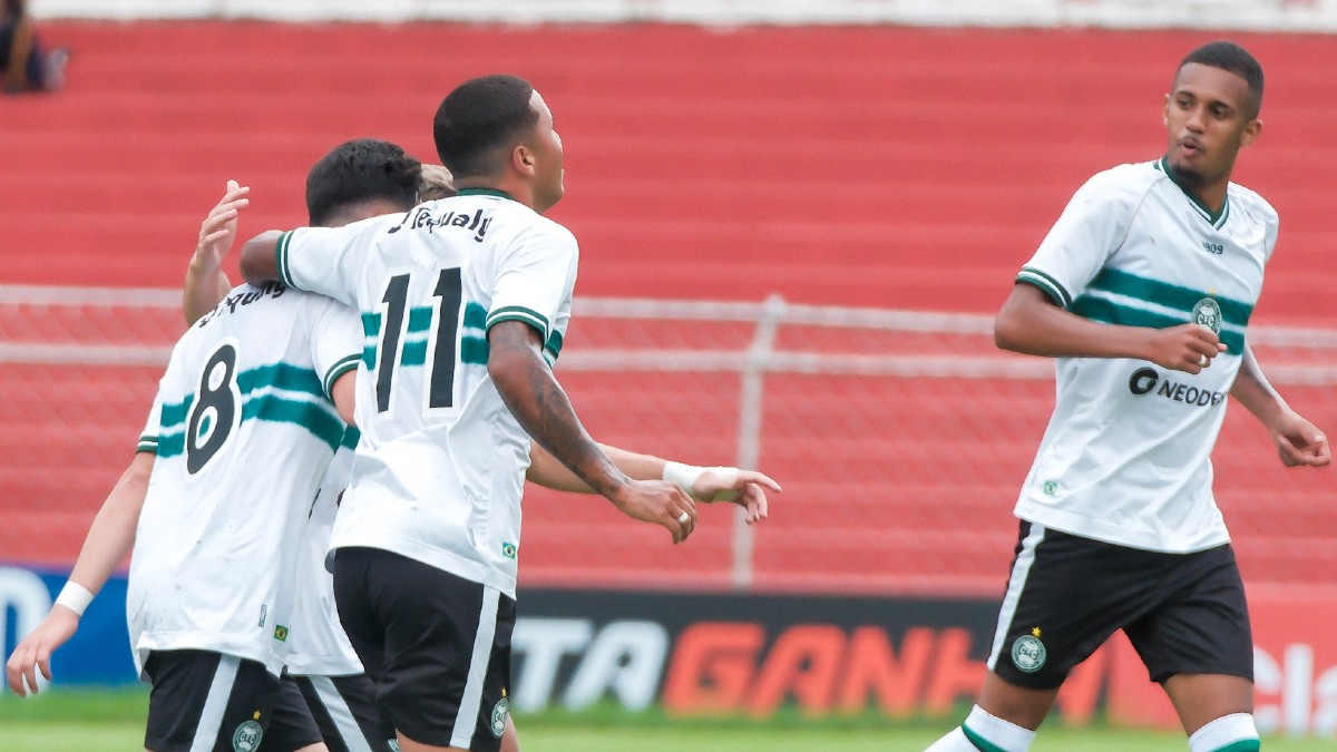 Jogadores do Coritiba comemoram gol contra o Retrô