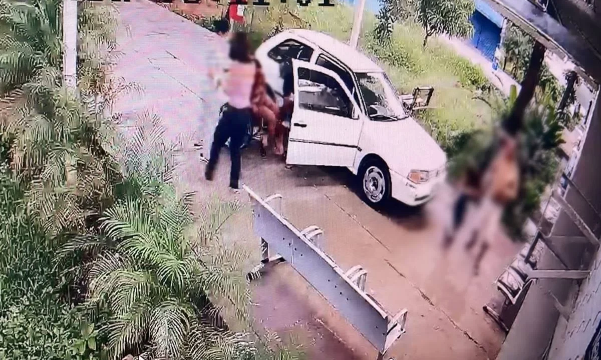 mulher-e-espancada-na-frente-da-filha
