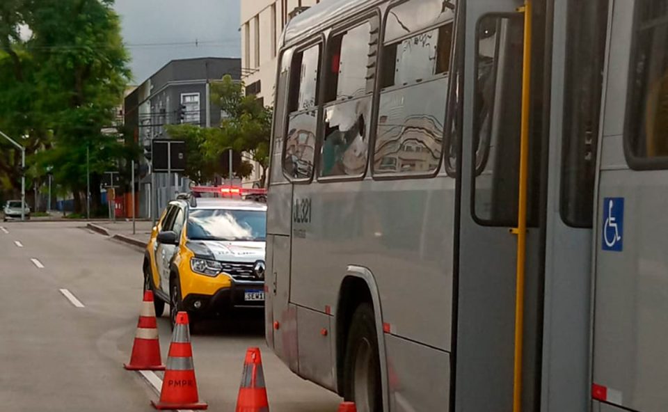 onibus-apedrejado-quartel-pm-2