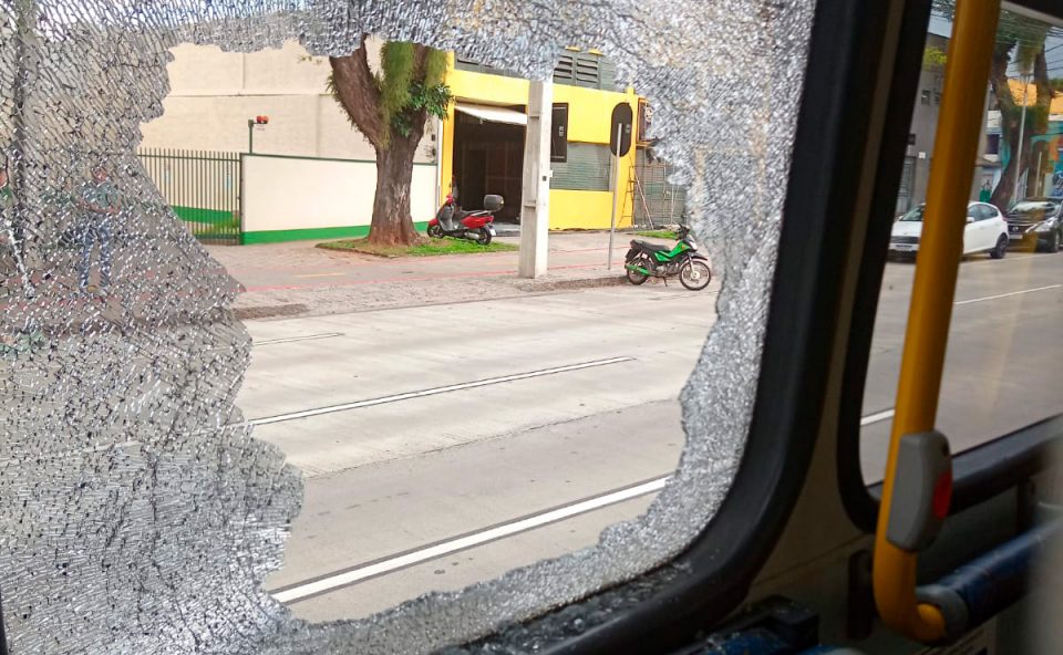 onibus-apedrejado-quartel-pm-3