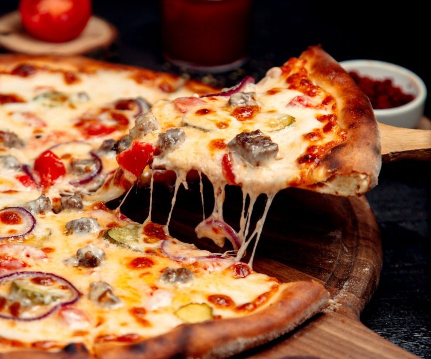 uma-fatia-de-pizza-crocante-com-carne-e-queijo
