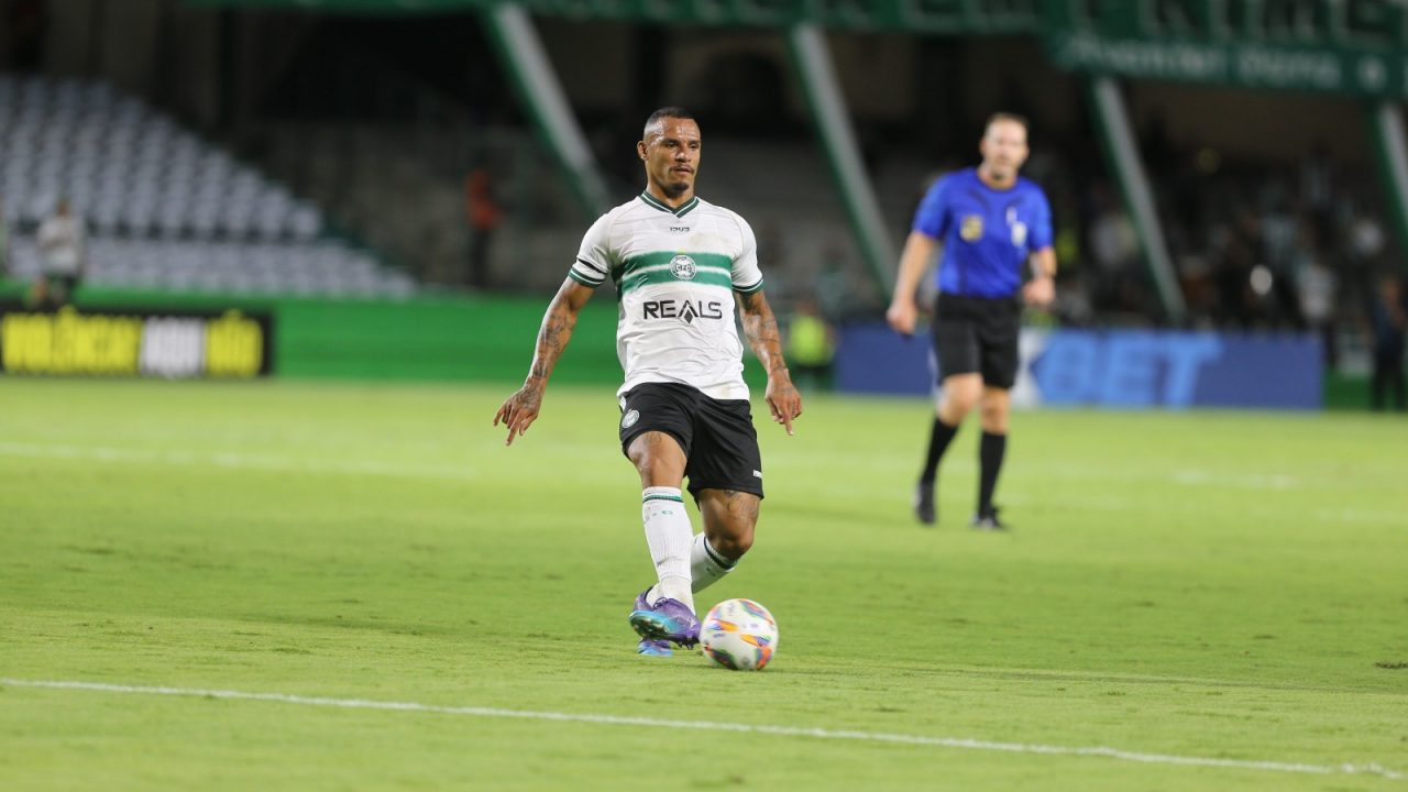 Arilson, volante do Coritiba.