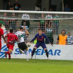 Bento, goleiro do Athletico, em ação no Atletiba