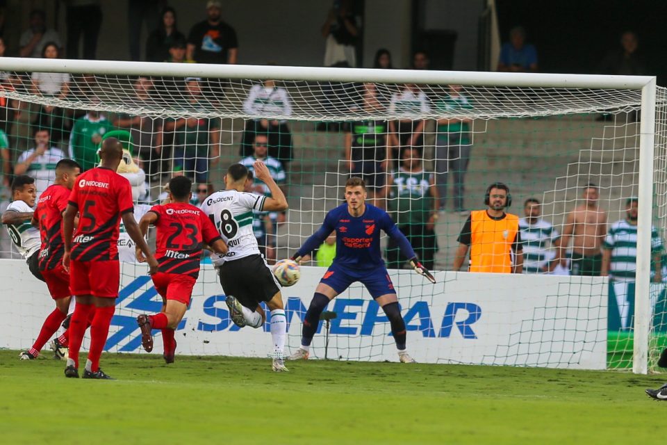 Bento, goleiro do Athletico, em ação no Atletiba