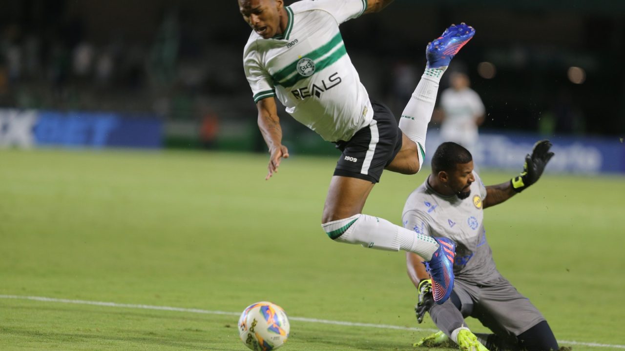 Brandão sofre pênalti em Coritiba x Andraus