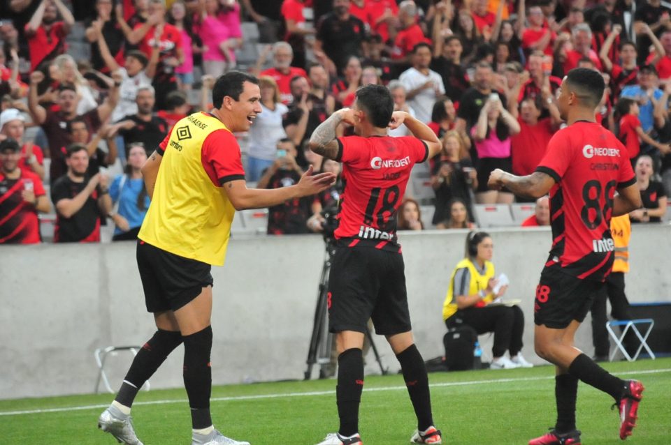Jader comemora gol do Athletico contra o São Joseense
