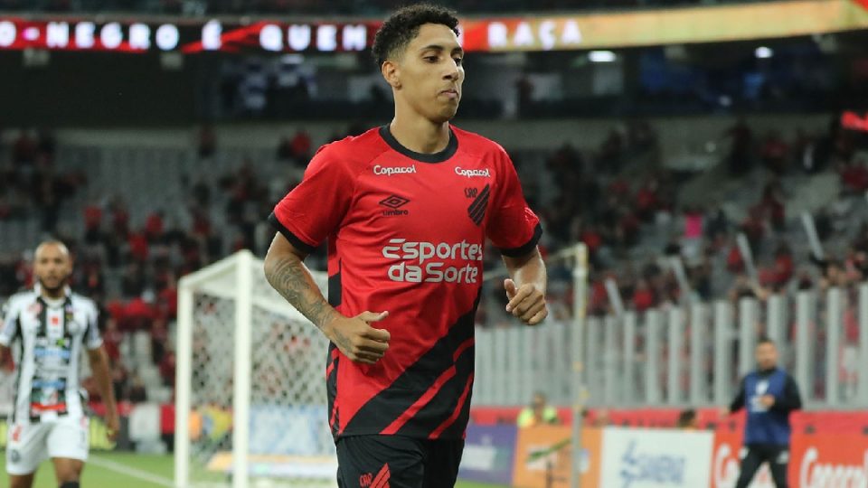 Felipinho em ação pelo Athletico contra o Operário