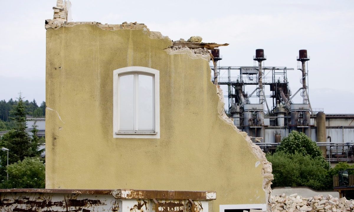Imagem ilustrativa de uma construção abandonada - Foto: Pixabay