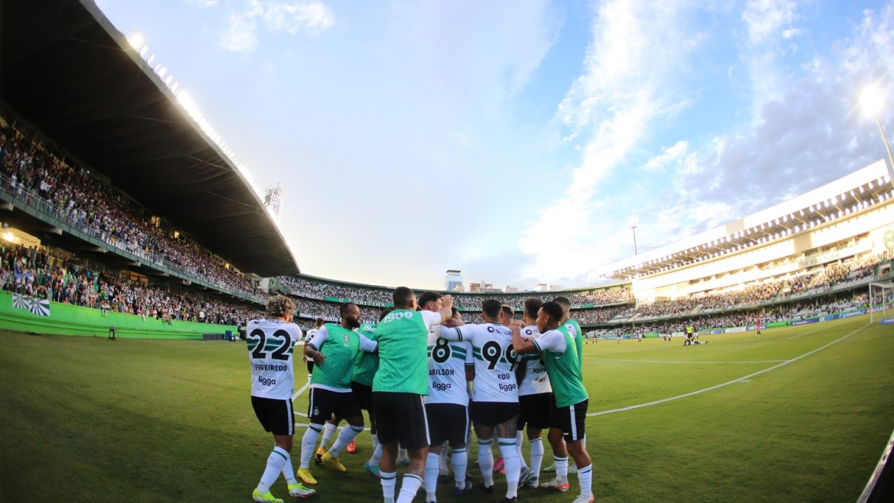 Jogadores do Coritiba comemoram gol no Couto Pereira