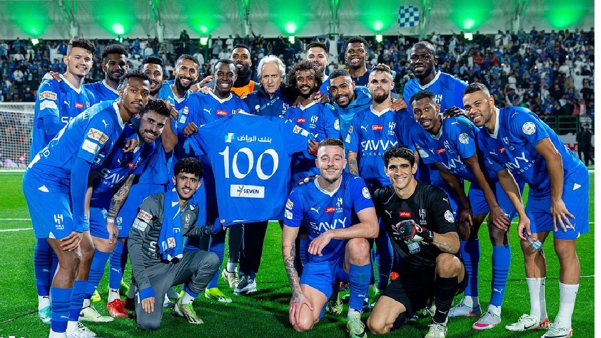 Jogadores do Al Hilal comemoram a 24ª vitória seguida, igualando o feito do Coritiba