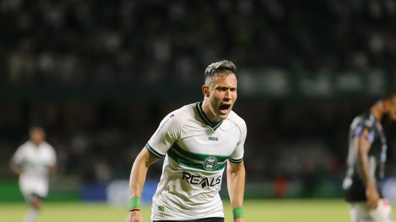 Matheus Frizzo comemora gol pelo Coritiba