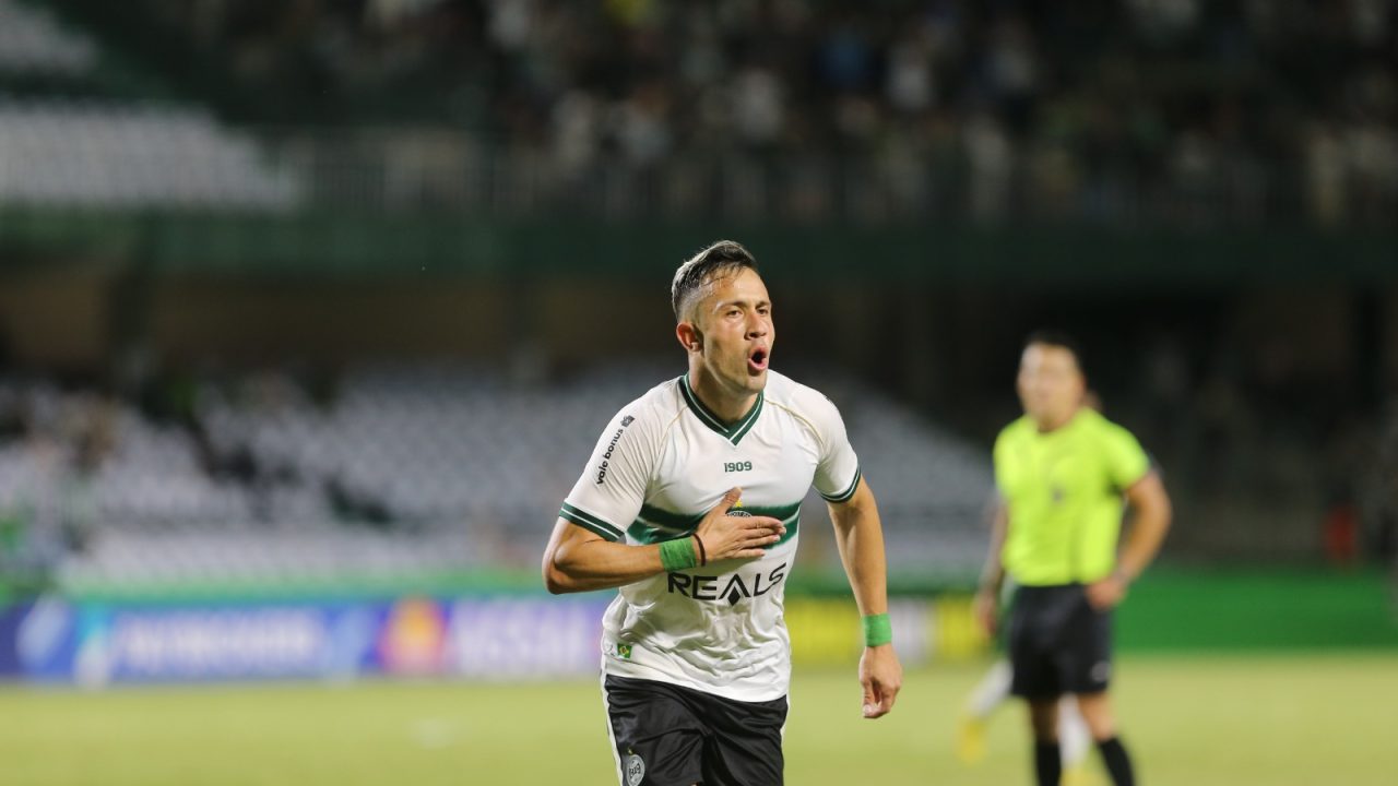 Matheus Frizzo comemora gol pelo Coritiba