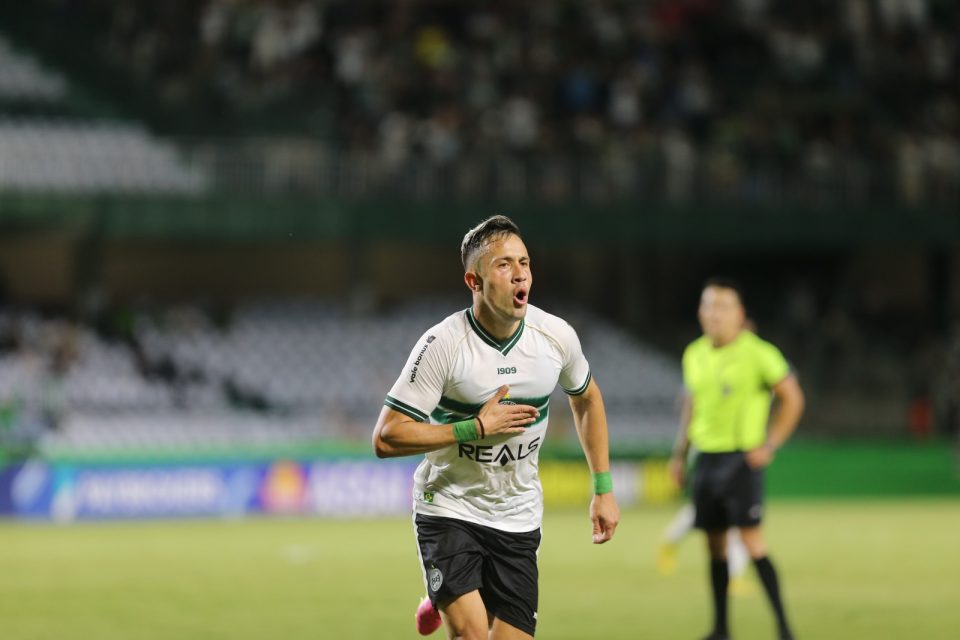 Matheus Frizzo comemora gol pelo Coritiba