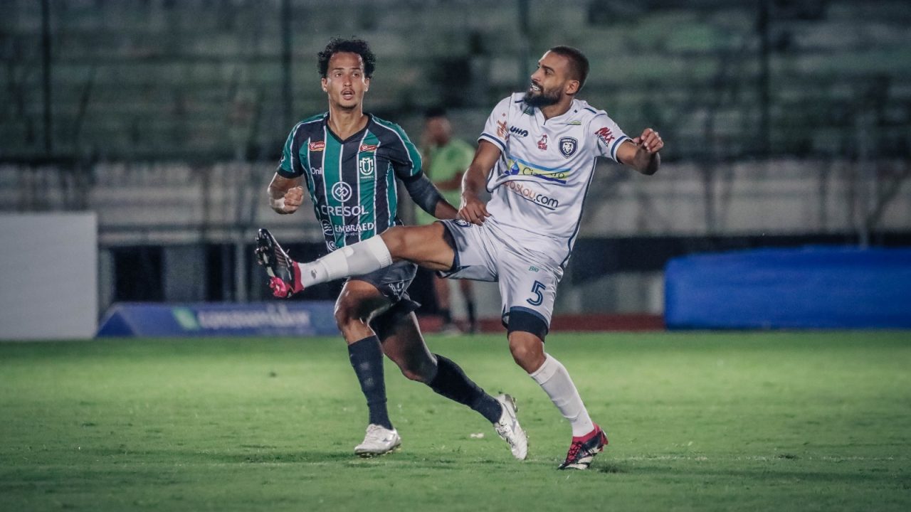 Morelli, novo reforço do Coritiba, em ação pelo Maringá
