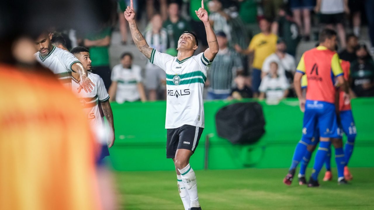 Robson comemora gol pelo Coritiba