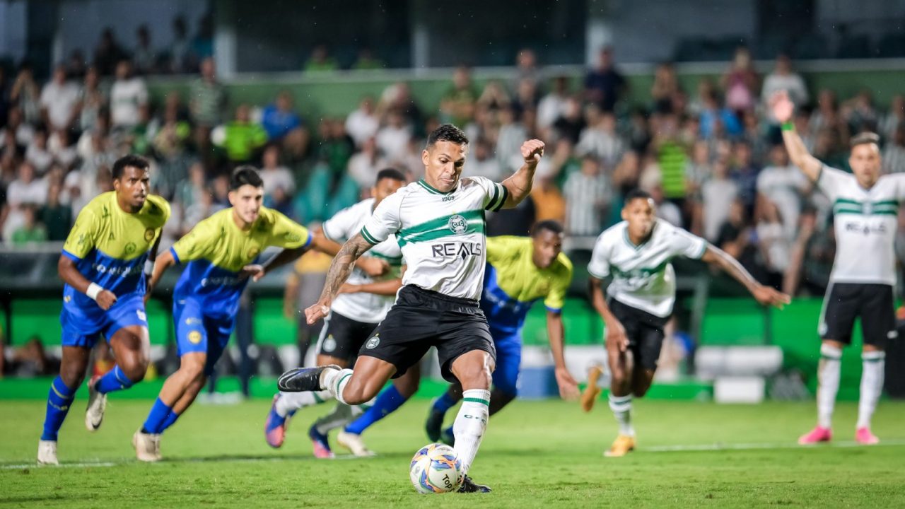 Robson cobra pênalti pelo Coritiba