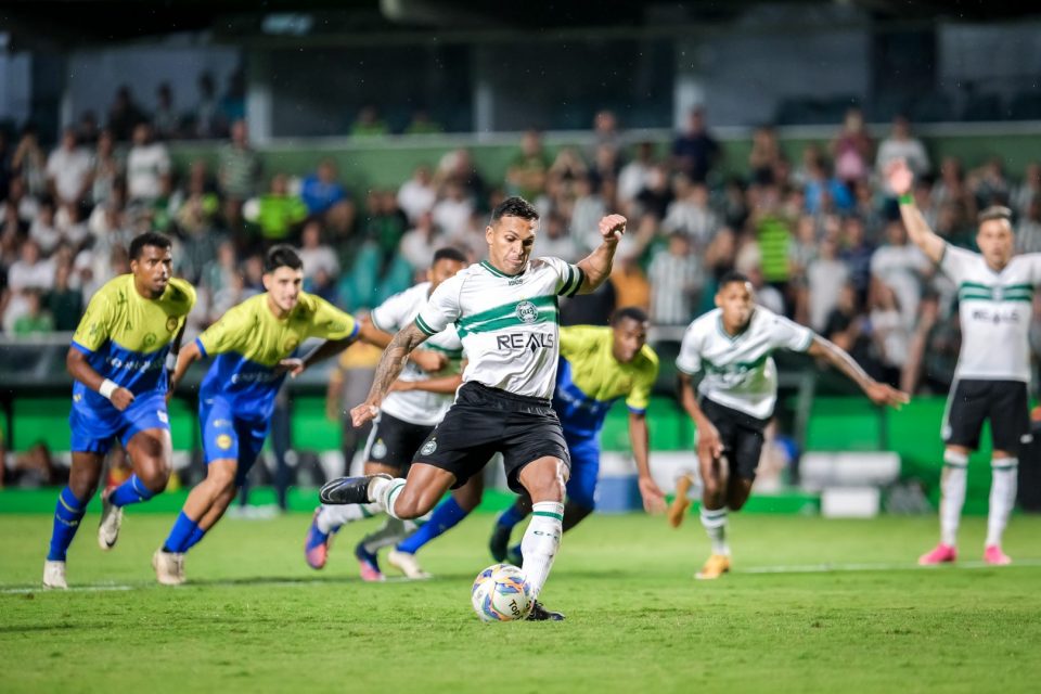 Robson cobra pênalti pelo Coritiba