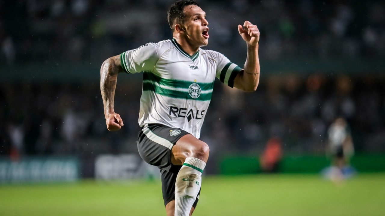 Robson comemora gol pelo Coritiba