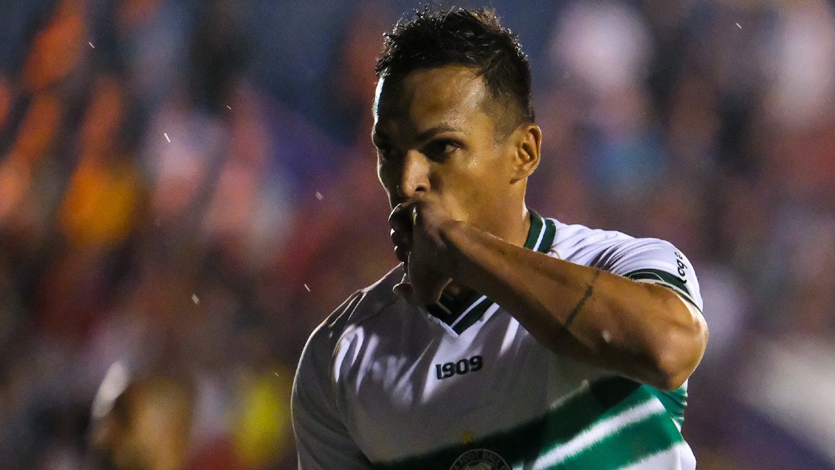 Robson comemora gol do Coritiba sobre o Cianorte