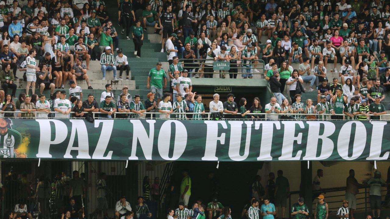 Faixa da torcida do Coritiba na partida contra o Andraus, em 04/02/24.