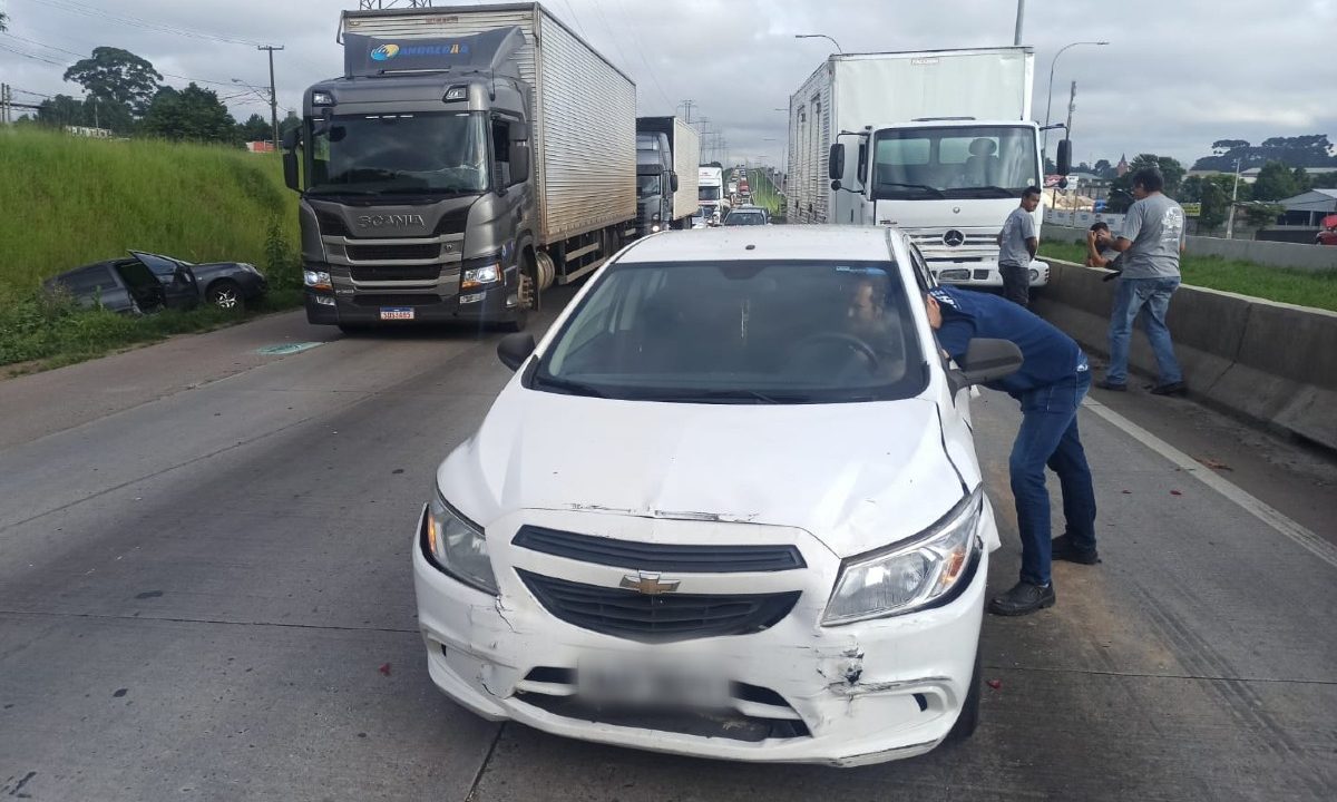 acidente-tres-carros-caminhao-contorno-sul-3