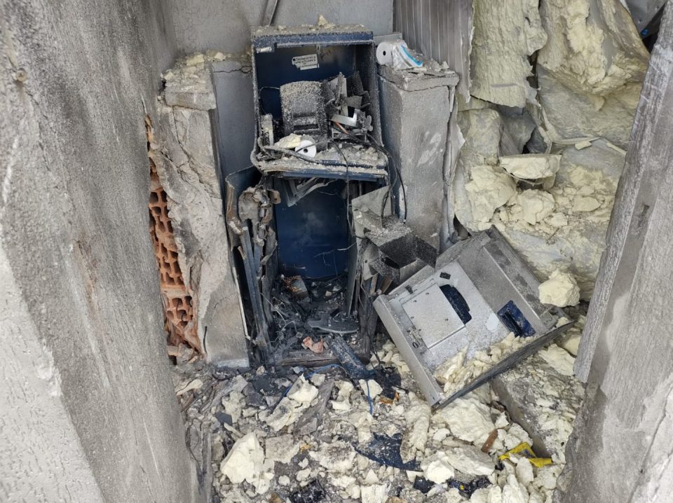 bandidos-explodem-cofre-de-posto-1