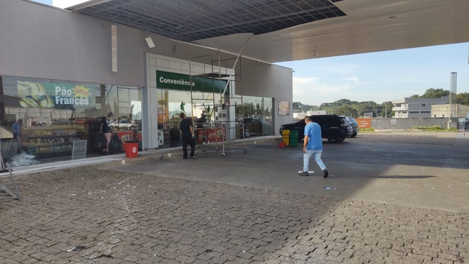 bandidos-explodem-cofre-de-posto-3