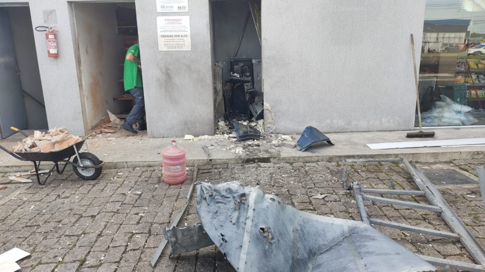 bandidos-explodem-cofre-de-posto