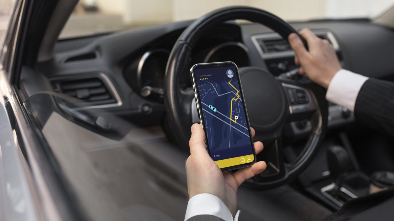 jovem-motorista-de-uber-no-interior-do-carro