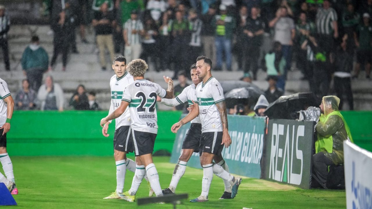 Jogadores do Coritiba comemoram gol
