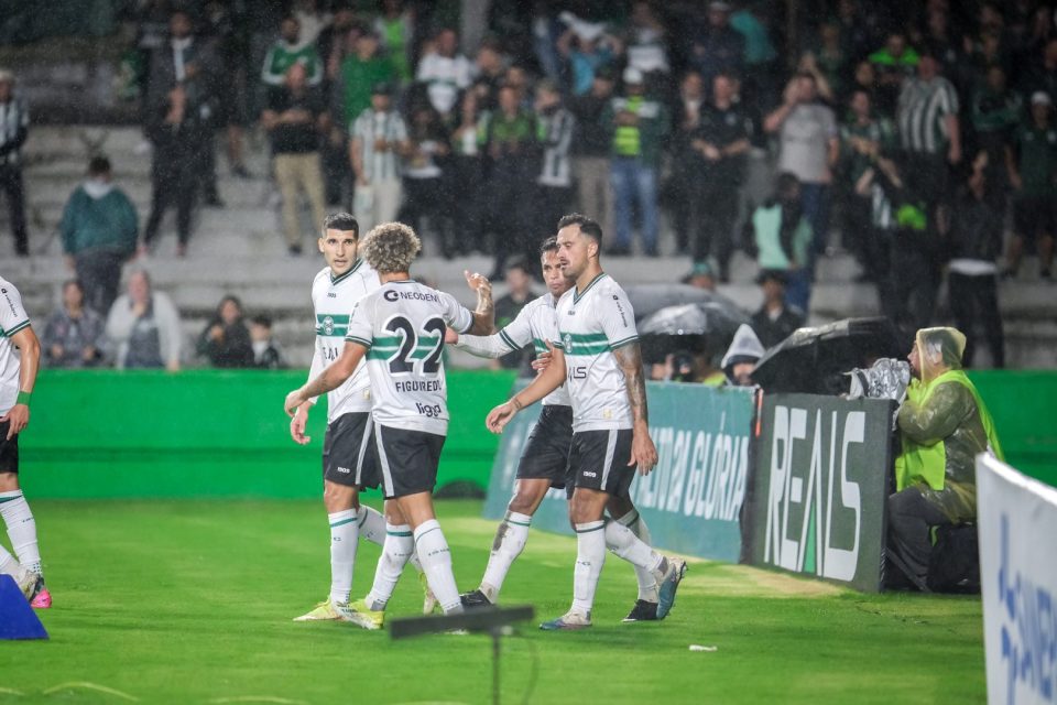 Jogadores do Coritiba comemoram gol