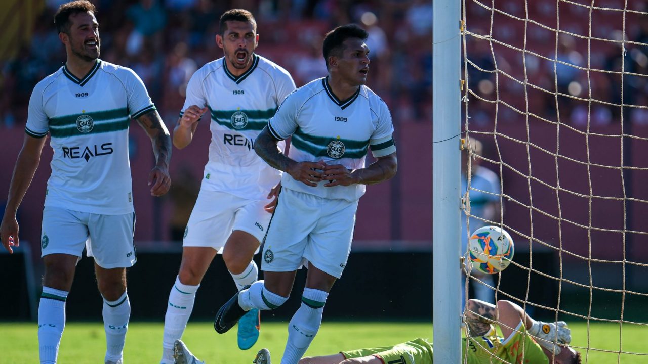 Jogadores do Coritiba comemoram gol sobre o Cianorte
