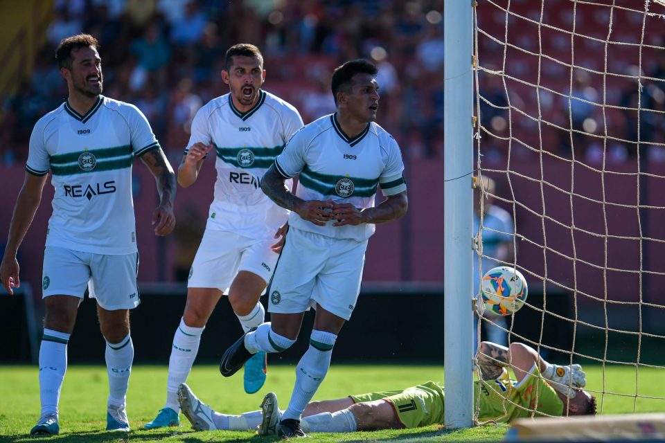 Jogadores do Coritiba comemoram gol sobre o Cianorte