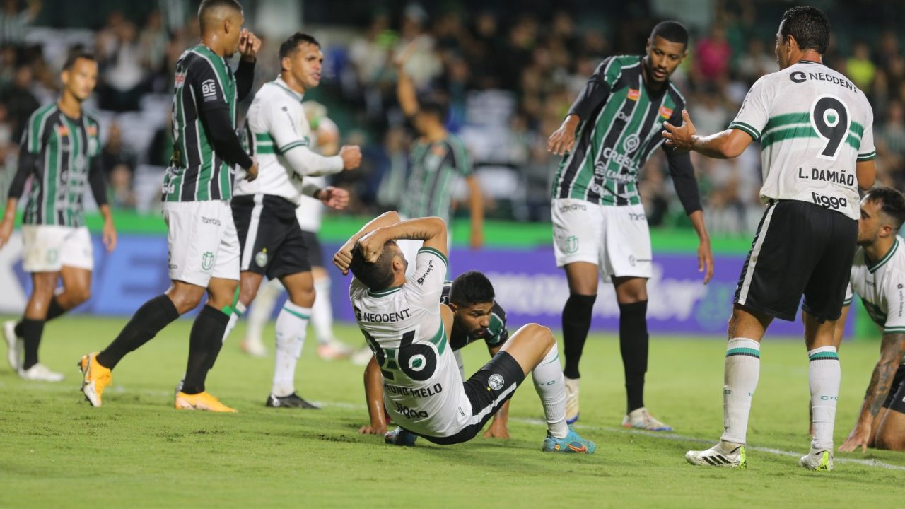 Lance de Coritiba x Maringá, pela semifinal do Paranaense 2024