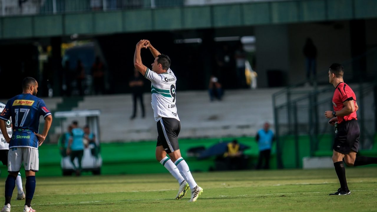 Leandro Damião comemora gol em Coritiba x Cianorte