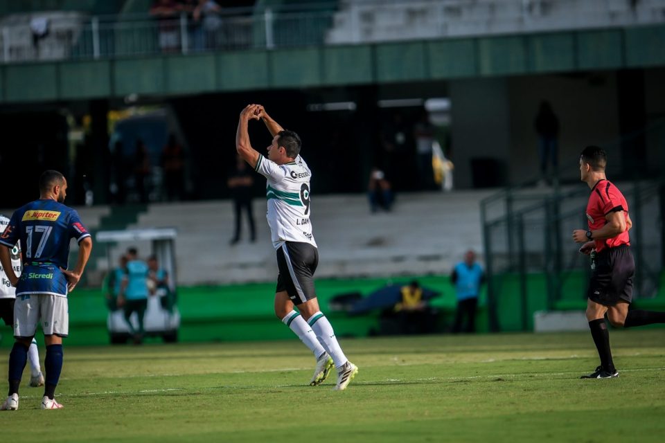 Leandro Damião comemora gol em Coritiba x Cianorte