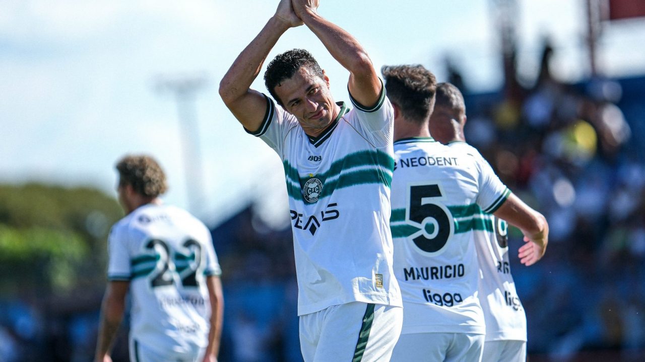 Leandro Damião comemora gol pelo Coritiba